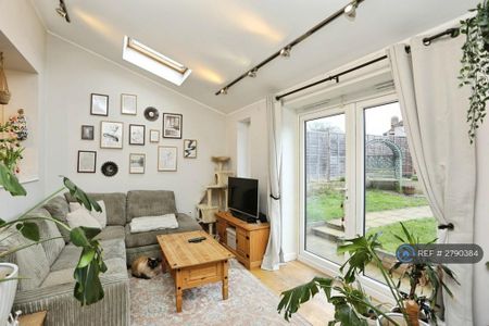 3 bedroom end of terrace house to rent - Photo 2