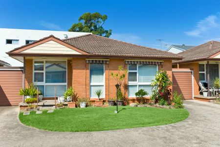 Charming Villa Home in a Quiet Street - Photo 3