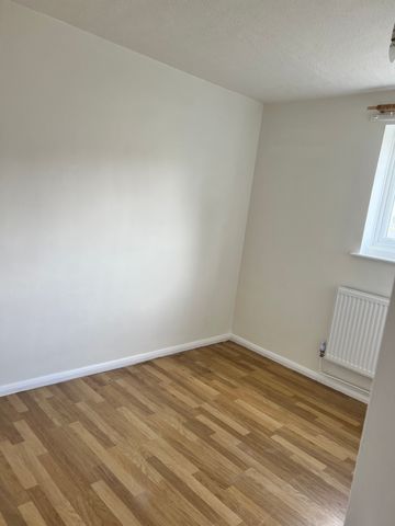 WEST BLETCHLEY - 3 BEDROOM (2bed + nursery/study) - Photo 3