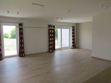 Eghezée centre, au 1er étage de la résidence de standing « Belle-Vue », superbe appartement 2 chambres de 105m² avec vaste terrasse de 24m² offrant une vue imprenable sur la campagne ! Cave en sous-sol et carport extérieur. - foto 2