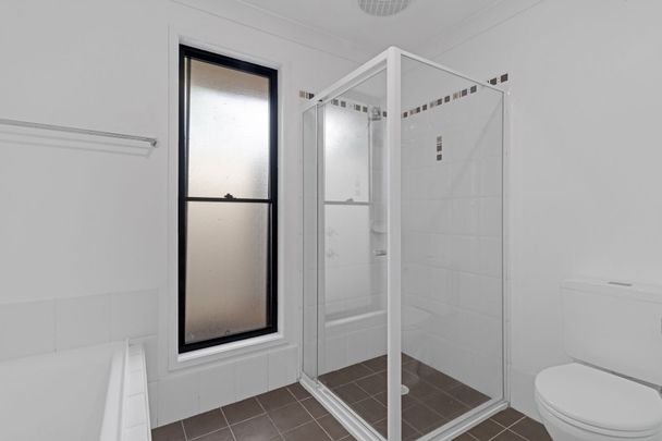 Modern Four Bedroom Home – 500m To The Beach! - Photo 1