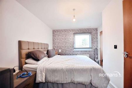 Keith Park Road, Uxbridge, UB10 - Photo 2