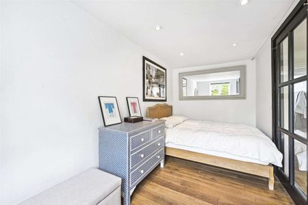 A beautifully presented two bedroom flat with wooden floors throughout. - Photo 4
