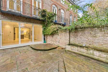 Five bedroom town house located in a popular gated development backing directly onto Richmond Park - Photo 2