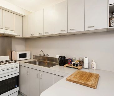 Easy, Breezy & Ready to Move in... Stroll to the local cafes, shops... - Photo 4