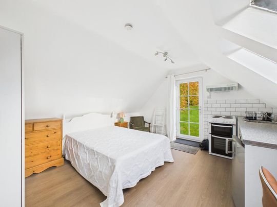 Studio to rent - Photo 1