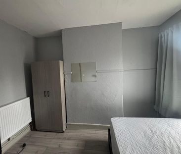 Room in a Shared House, Desford Road, E16 - Photo 4