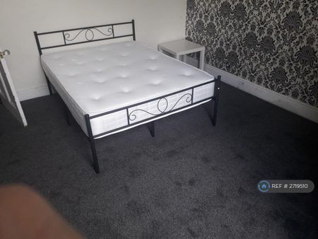 1 bedroom in a flat share to rent - Photo 3