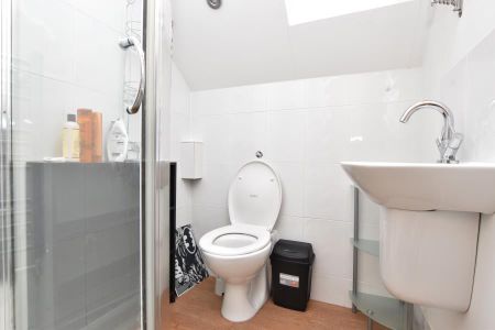 1 bedroom in a house share to rent - Photo 3