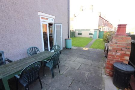 4 bedroom semi-detached house to rent - Photo 4