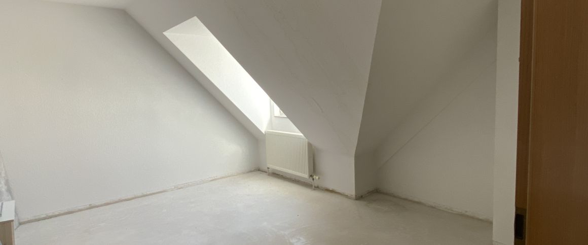 Moderne Dachgeschosswohnung Nähe Bahnhof – wird frisch renoviert - Photo 1