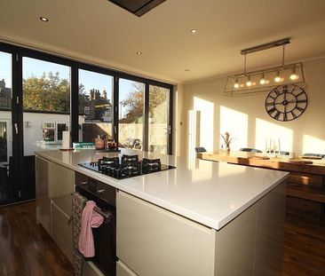 3 Bedroom House - Mid Terrace To Let - Photo 5