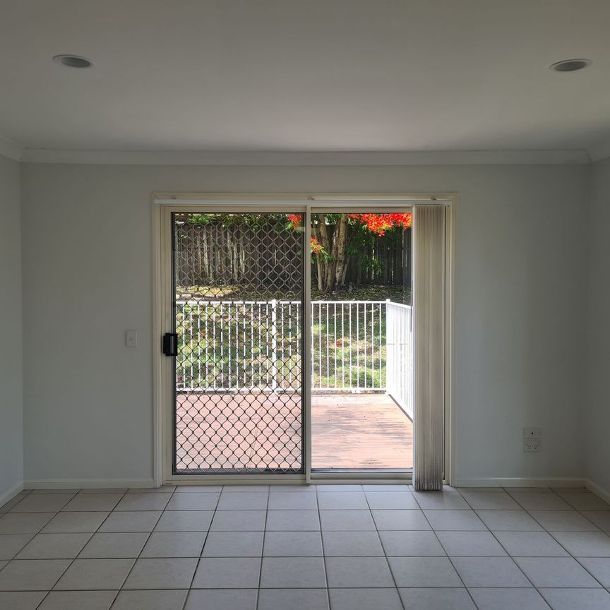 SPACIOUS FOUR BEDROOM FAMILY HOME LOCATED IN THE PRESTIGE 'SOMERSET ESTATE' MUDGEERABA - Photo 1