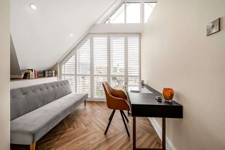 Unique penthouse apartment newly renovated and remodelled throughout within a popular waterside gated development. Allocated parking. - Photo 5