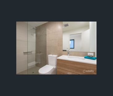 Stylish 2 Bedroom Bayside Living with Private Courtyard - Photo 5