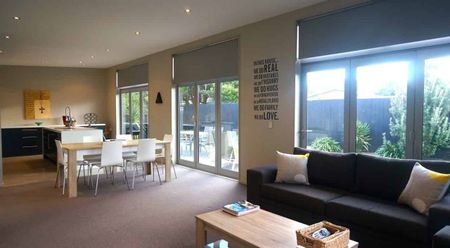 Stunning fully furnished rear family home in prime location! - Photo 5