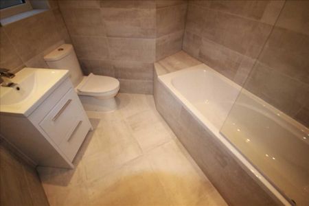 3 bedroom flat to rent - Photo 3