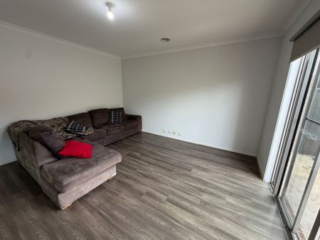 Splendid 3Br Home in The Grove estate in Tarneit! - Photo 2
