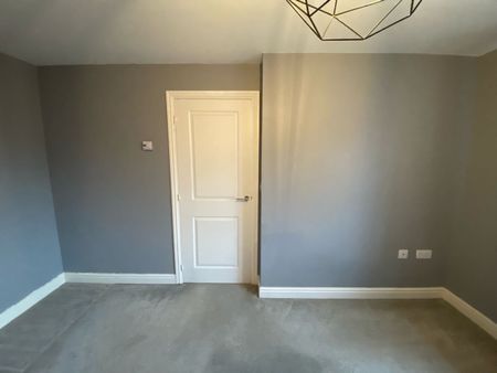 3 Bed Detached House, Larchwood Avenue, M9 - Photo 3