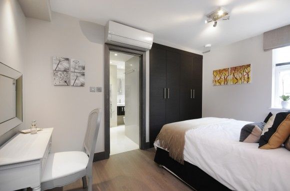 Stunning three bedroom apartment in portererd block, London - Photo 1