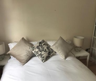 Lovely peaceful double bedroom in a Georgian Townhouse in the heart... - Photo 5