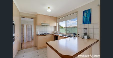 Neat & Comfortable Family Home in a Great Craigieburn Location! - Photo 2