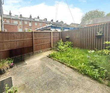2 bedroom end of terrace house to rent - Photo 5
