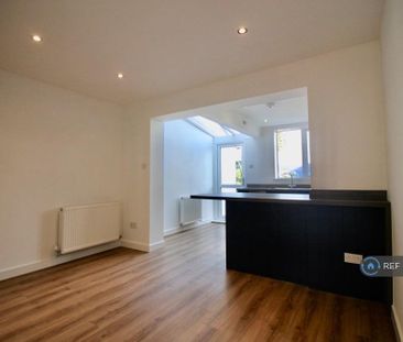 2 bedroom end of terrace house to rent - Photo 6