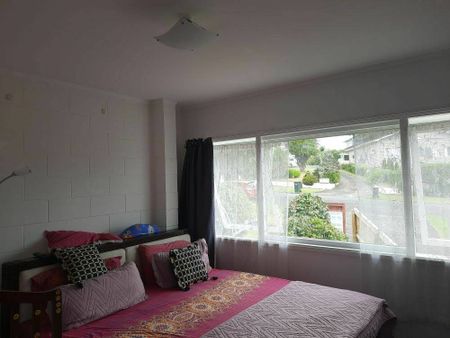 Spacious living area! - Photo 2