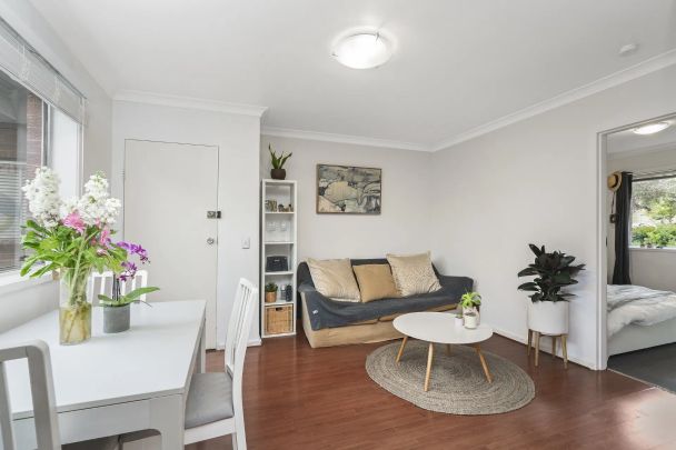 Light-Filled Apartment in Prime Thornbury Location - Photo 1