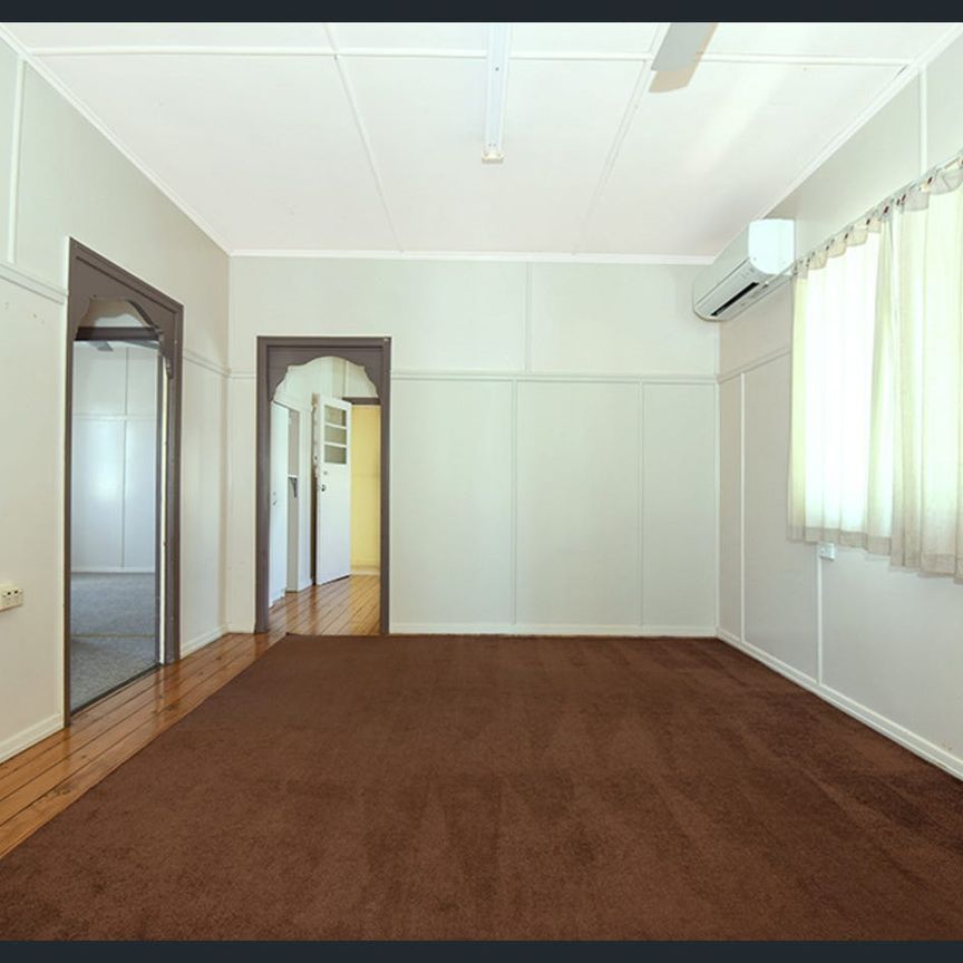 Charming Cottage In The Heart Of Newtown - Photo 1