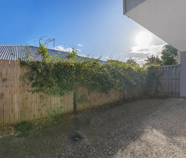 LARGE TOWNHOUSE 2 LIVING AREAS, VIEWS & GREAT SIZE BACK YARD - Photo 6