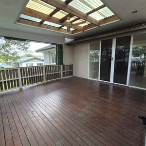 Executive Residence in a Prime Location - Wishart State High and Mansfield State High Catchment! - Photo 2