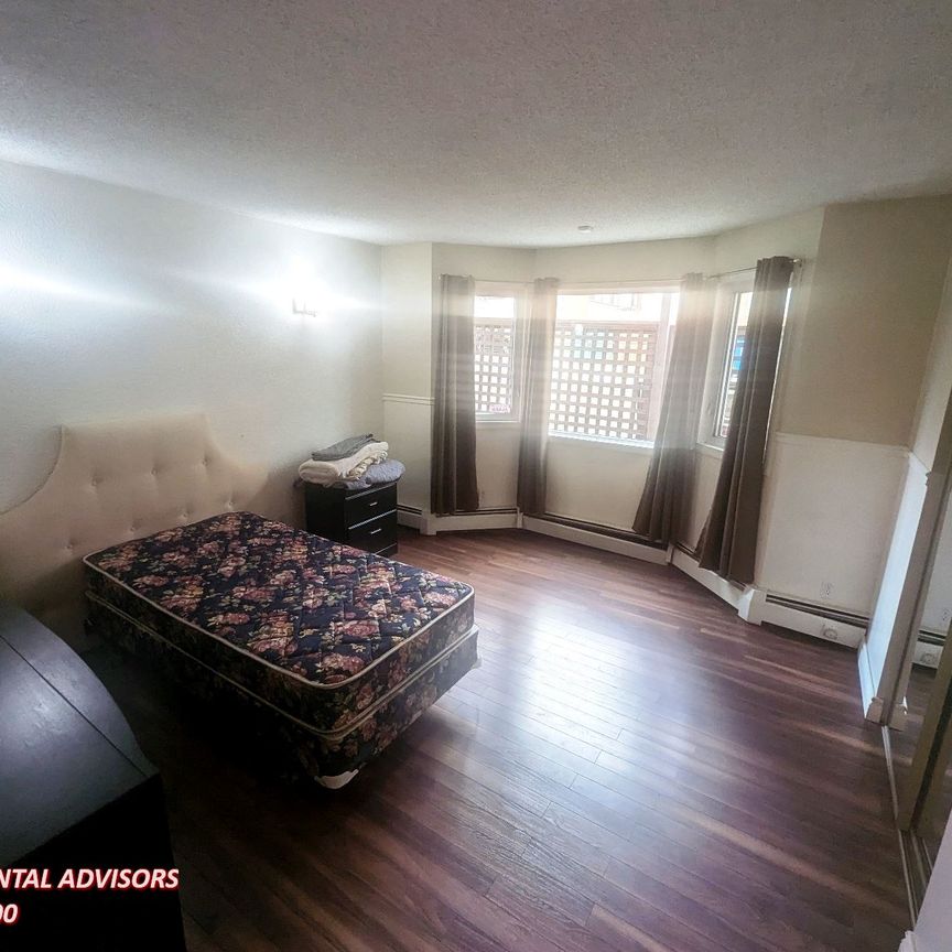 GREAT 2 BED+DEN, 2 BATH CONDO WITH IN-SUITE LAUNDRY & HEATED UNDERGROUND PARKING IN THE COMMUNITY OF OLIVER - Photo 1