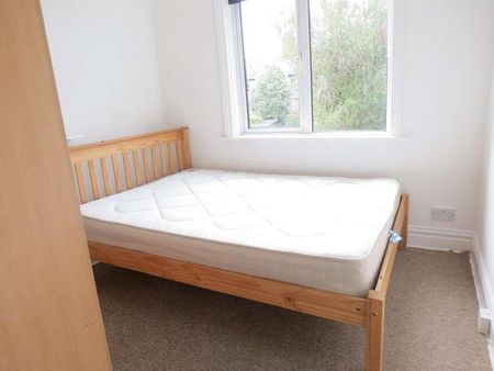 Bedroom Detached House In Winton, BH9 - Photo 2