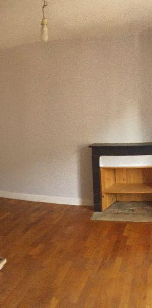 RENNES, studio de 24m², situé au 2eme étage du bâtiment, comprenant: entrée, pièce de vie avec ... - Photo 1