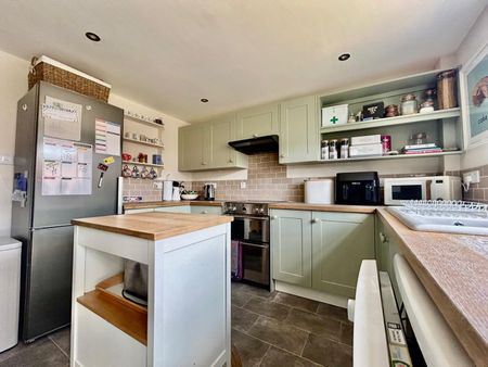 3 bedroom semi-detached house to rent - Photo 4