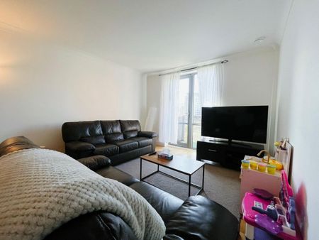 2 bedroom Flat To Let - Photo 2