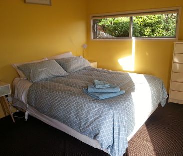 Modern, fully-furnished hideaway - Photo 6