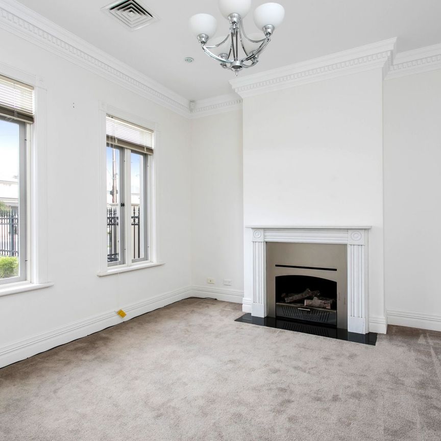 Large executive residence with classic style - Photo 1