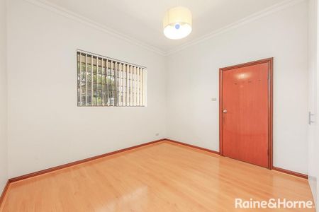 Large, Modern Freestanding House - Photo 4