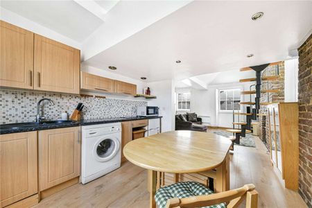 Bright top floor studio flat located within 300 metres from Regent's Park - Photo 2