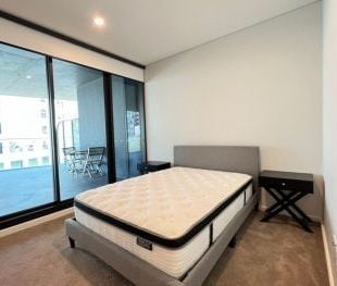 Fully furnished one bedroom with a spacious layout invites a luxuri... - Photo 3