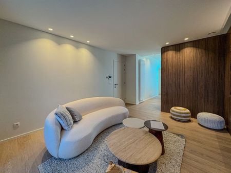 Ruim appartement met 2 slaapkamers en terras in het centrum. - Photo 3