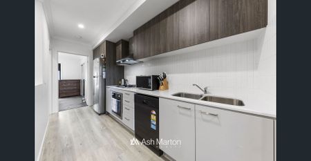 Gorgeous 2-Bedroom Townhouse Overlooking Dragon Park in Arcadia Estate - Photo 3