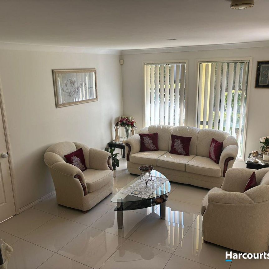 No carpets, high quality floating timber flooring. - Photo 1