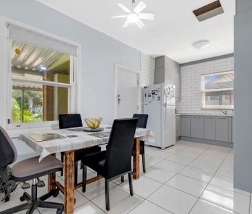 Renovated 3 bedroom home - Photo 4