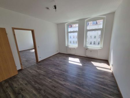 JETZT ins neue zu Hause - teilsanierte 3-Raum-Wohnung im 2.OG - Auenstraße - Photo 2