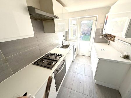 channel close, Heston, TW5 0PP - Photo 5