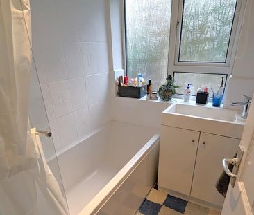 Thorsden Close, Woking - 2 bedrooms Property for lettings - Seymours - Photo 3